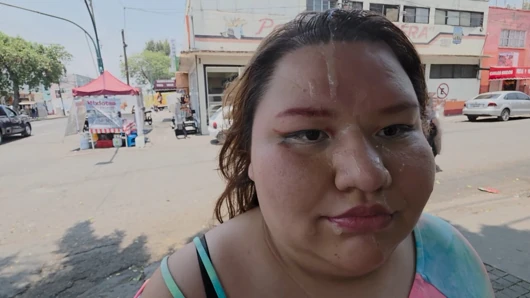 Cumwalks mit viel dickem sperma im gesicht zu machen, mit vielen leuten, die mich beobachten durch die Stadt, ist es, was ich immer will