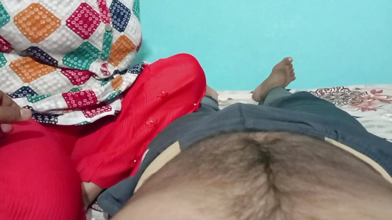 Une très belle fille taille une pipe à son copain.