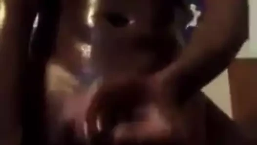 Uygun yağlı siyah adam mastürbasyon onun güzel masif horoz 1