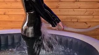 Herrin Christal im Latex-Catsuit