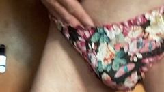 Crossdresser maminsynek pokazuje swoje ładne majtki, ale potem może