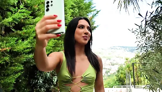 Bir yüzücü fizyoterapistiyle yatıyor