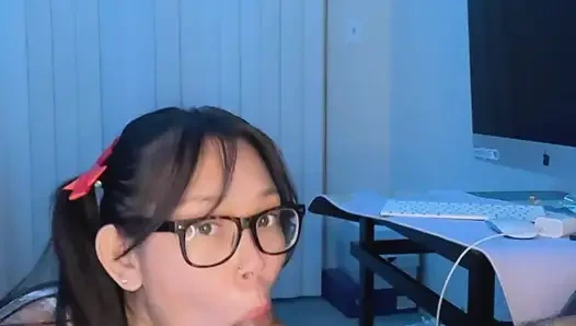 Ateşli inek Asyalı ekstra kredi için elle muamele ve sakso çekiyor büyük boşalma yüze boşalma