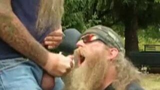 Бородатый папочка-байкер с камшотом на лицо