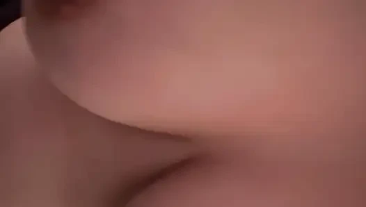 Menyetubuhi pacarku dan muncrat di payudaranya.