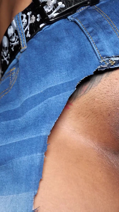 Ripped up jeans på Thai MILF kone bliver kneppet bagfra i POV | Klip 1