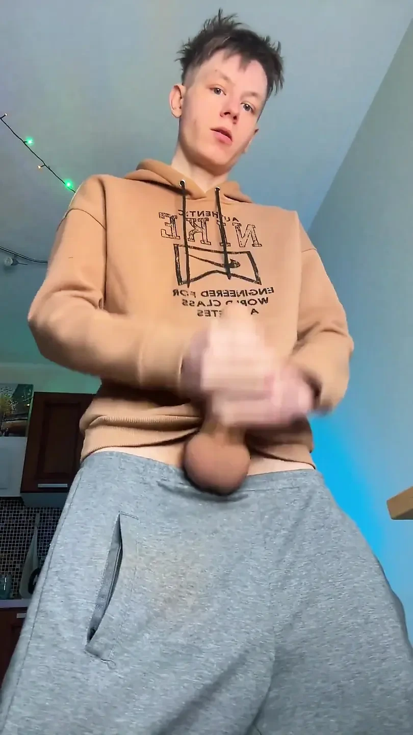 一个苗条男孩的射精射精, 大鸡巴令人惊讶