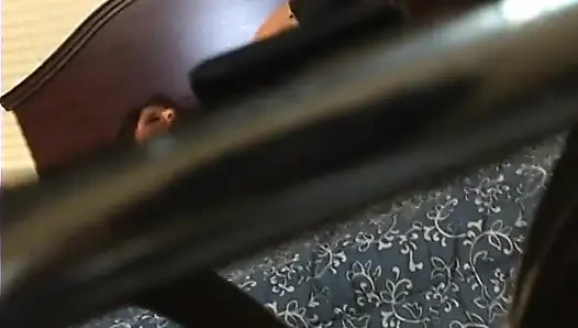 Cuie pie si cewek rambut cokelat lebih suka ngentot pakai sepatu bot kulit hitamnya