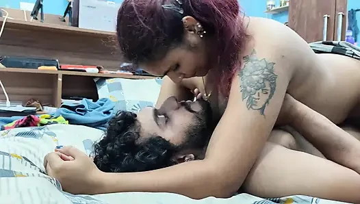 Pasangan telanjang ciuman leher lip lock dan menggosok tubuh telanjang