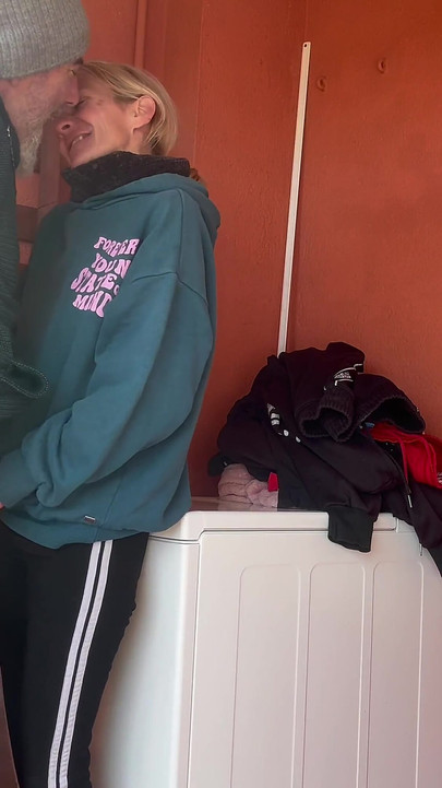 Coup accidentel dans la buanderie avec mon petit voisin