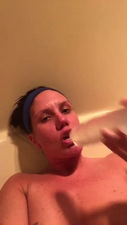 Housewife blows and fucks dildo