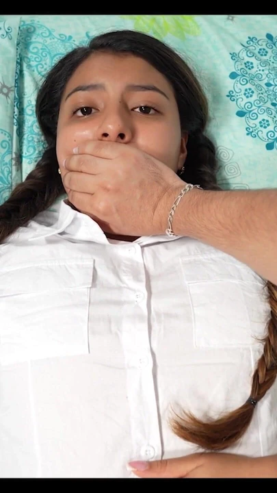 Fängslande ögonblick från "Shh shh skriker inte! - Styvbror knullar sin styvsyster när de är ensamma hemma.