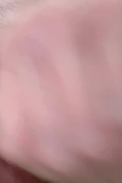 Masturbatie en een grote cumshot in een openbare douche