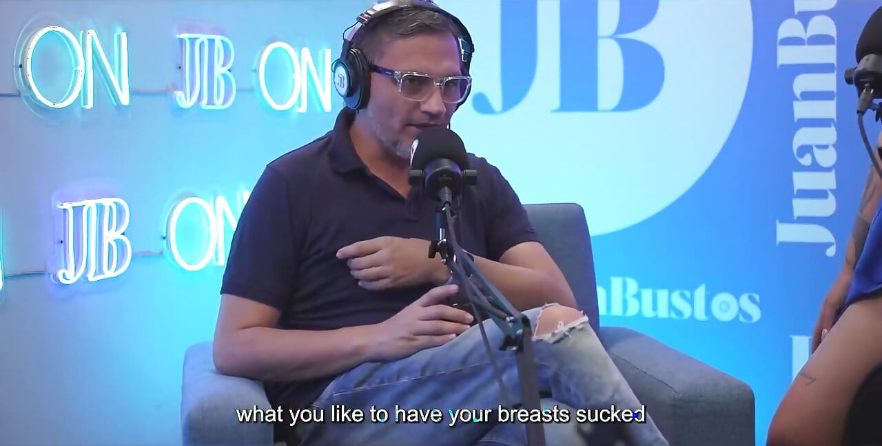 Nauljena latina sa lepim sisama Kataleya Ross uskače u vibrator mašinu dok ne svrši! Huan Bustos podcast