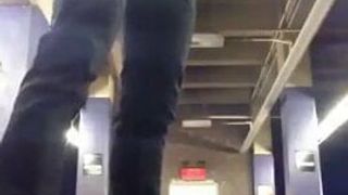 Ejaculação na plataforma do metrô