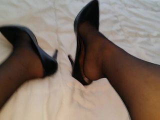 Joc de pantofi în ciorapi și tocuri bine purtate