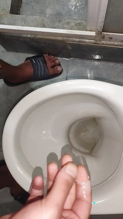 सुंदर ट्विंक टॉयलेटमध्ये हातमैथुन करते