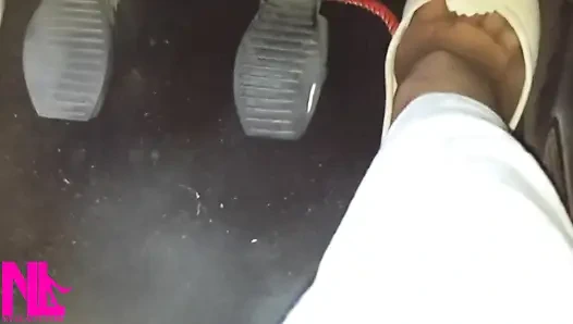 Yumuşak yıpranmış düzlükler ve naylon çoraplarla otoyolda pedal pompalama ve sürüş