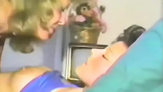 Dua lesbian jadul lagi asik muasin memek mereka pakai lidah dan dildo