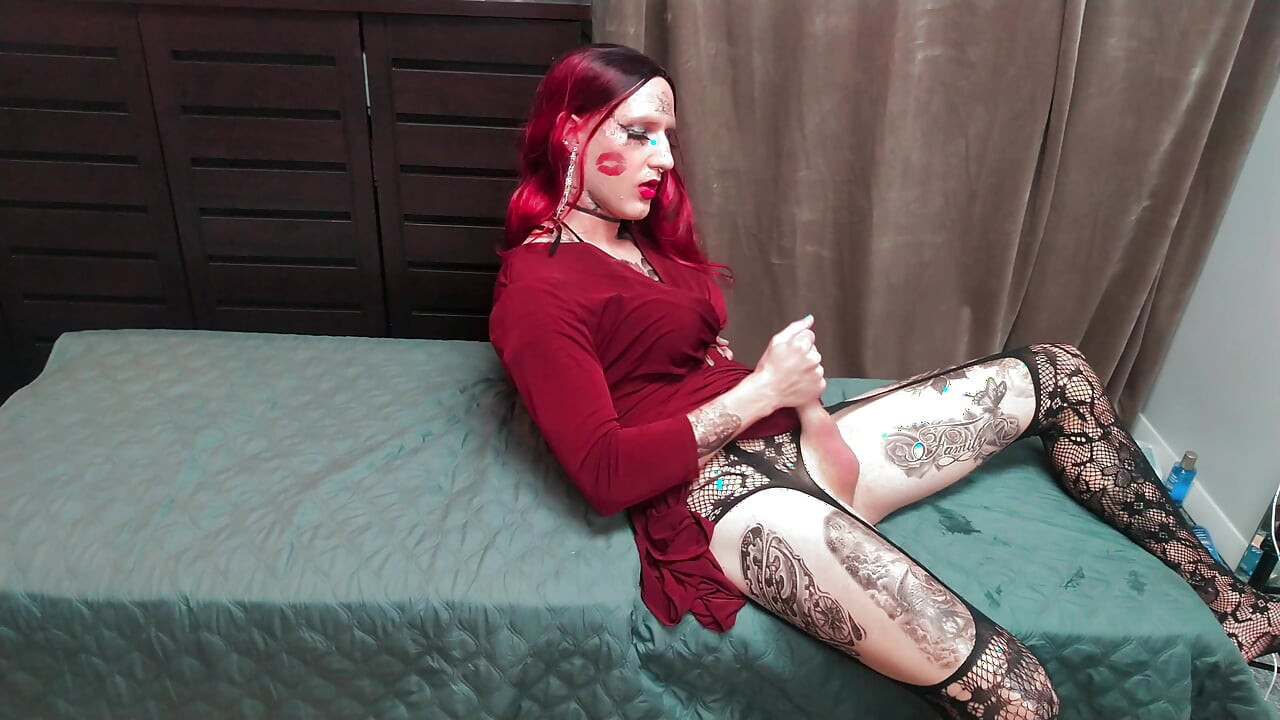 Extremely Hot Tatted Crossdresser Jerking