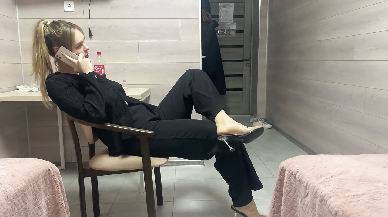 Mujer en control de coño seco por mujer de negocios rubia en tacones