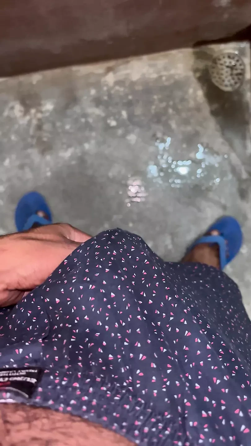 Mi masturbo con il mio bellissimo cazzo trafitto e circonciso