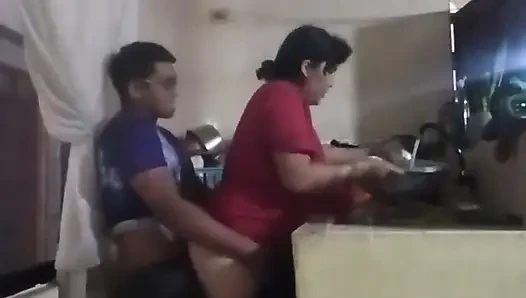Karım oturma odasındayken hizmetçiyi mutfakta sikiyorum