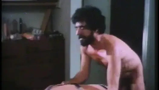 Cowok ini masukin tongkat lilitan ke dalam memek cewek hot rambut pirang