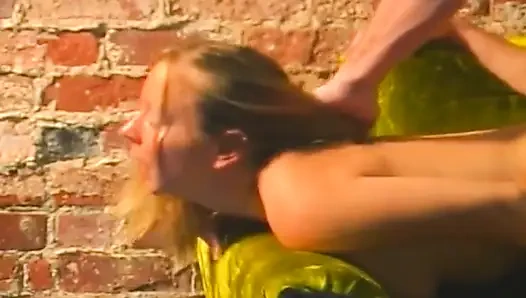 Крошке-блондинке вылизали ее киску и жестко кончают на диване