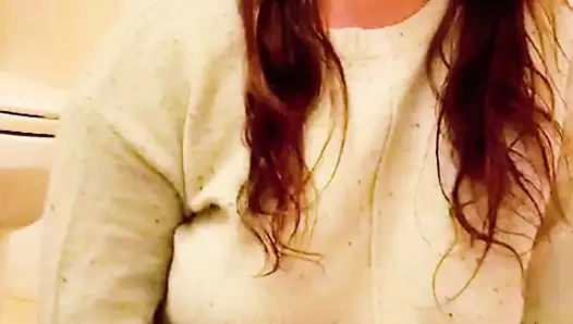 Я удивила свою 18F лесбийская коллега трахает себя в зеленом свитере, который она одолзила мне