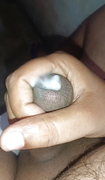 6 inci berdenyut di tanganku... Membelai keras dan cepat karena aku tidak bisa menahan lagi.