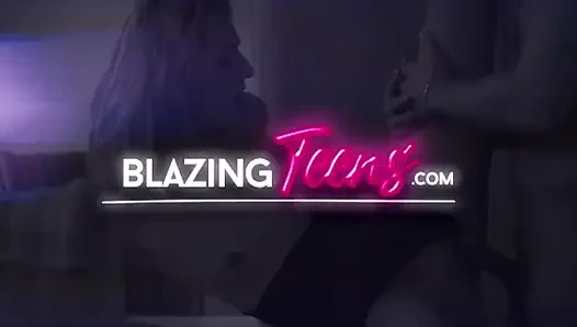 Üvey erkek kardeşim büyük şişkinlik! Tatlı sıkı genç kız büyük siyah yarağıyla dolduruluyor!