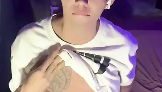 Filipinli azgın twink boşalana kadar azdırıyor ve mastürbasyon yapıyor