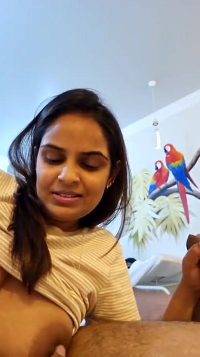 火辣印度妻子和丈夫在视频通话中回答问题 | 短片 2