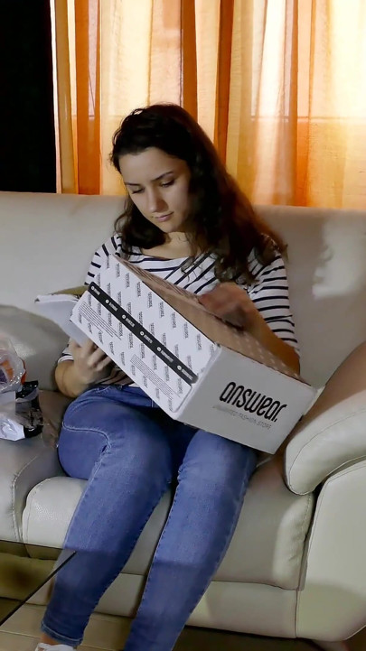 Unboxing presenteert van een lid van haar site