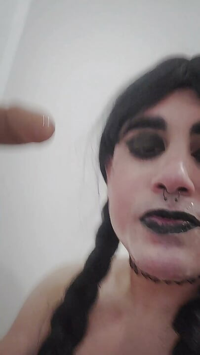 Sissy gothique qui s'enfonce une gorge profonde sur un gode