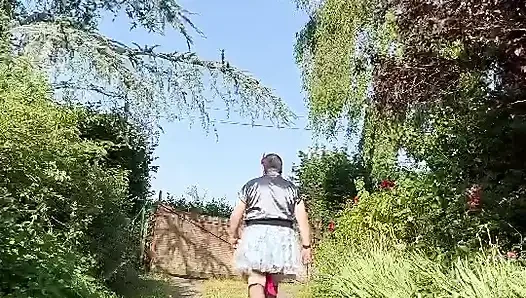 Dışarıda bir akşam için küçük mavi dantelli etek giymiş