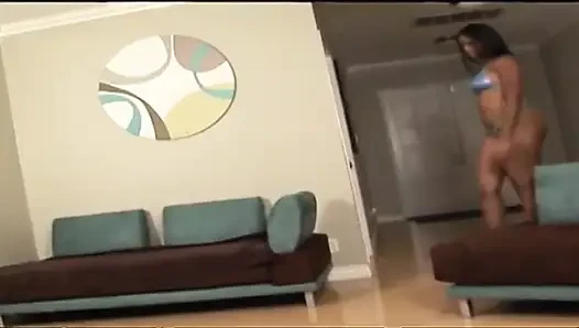 Fitter hengst bückt vollbusiges schätzchen auf dem sofa, damit er sie tief ficken kann