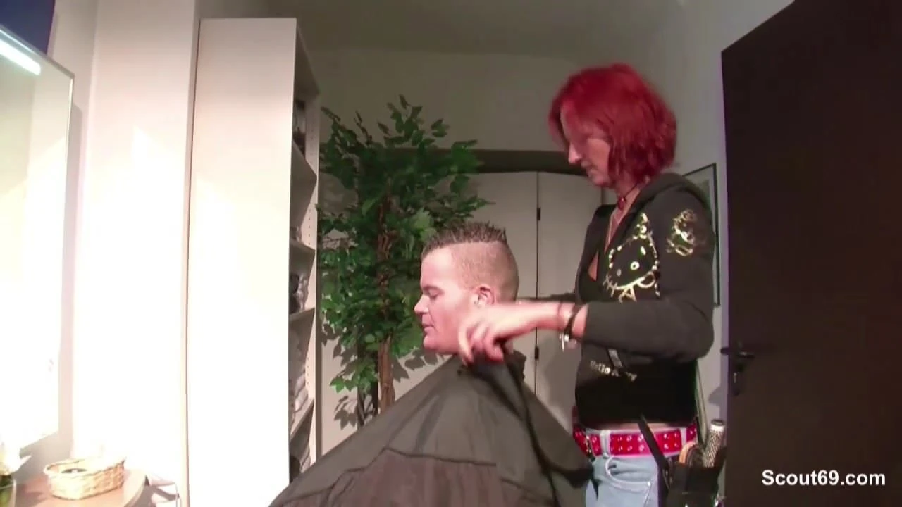 Junge Azubi Friseurin fickt mit Kunden fuer Extra Trinkgeld