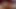 Blondes schätzchen spielt mit ihrem kitzler, bevor sie einen riesigen dildo reitet