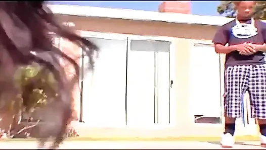 Молодая черная киска скачет на большом черном члене как настоящая наездница