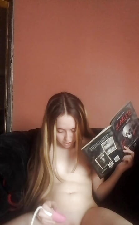 Încerc să citesc în timp ce îmi folosesc vibratorul