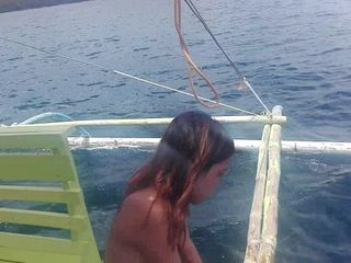 Casal nudista filipino .. viagem de barco nua