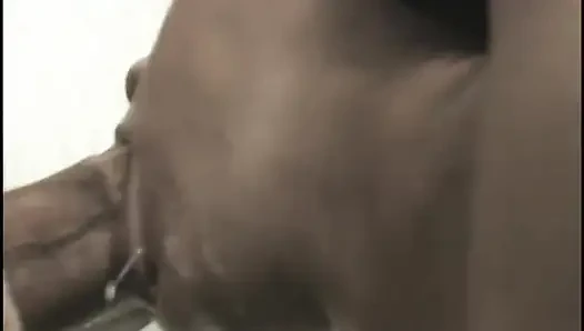 Adam ince esmer domaltarak sikişiyor ve sonra ona kovboy kız tarzı biniyor