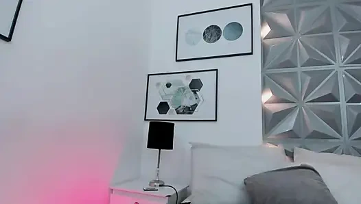 İri göğüslü Latin genç kız aynanın önünde dildo emiyor. (Anahi Ruiz web kamerası gösterisi 2)