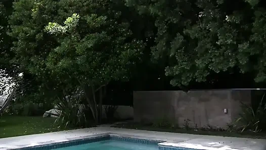 Так неправильно! Белая девушка думала, что может справиться с этим большим черным членом