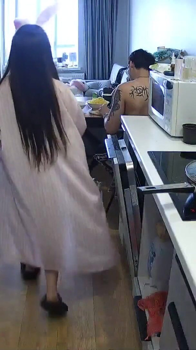 ЛУУВ. Секси Гроси готви вечеря гола от кръста пред домашна камера | Клип 1