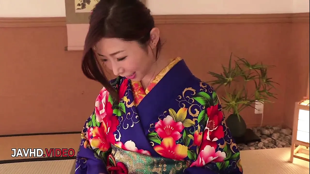 Steamy Japanese Woman in Kimono Gives Hot Blow Job On Cam
