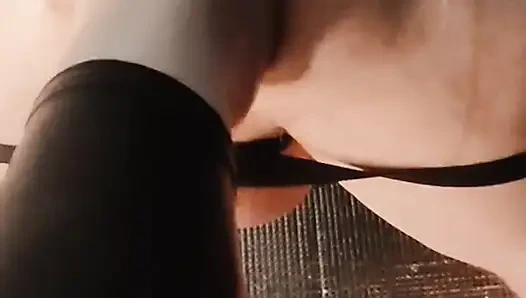 Köle götüne ayak yumruk sokma