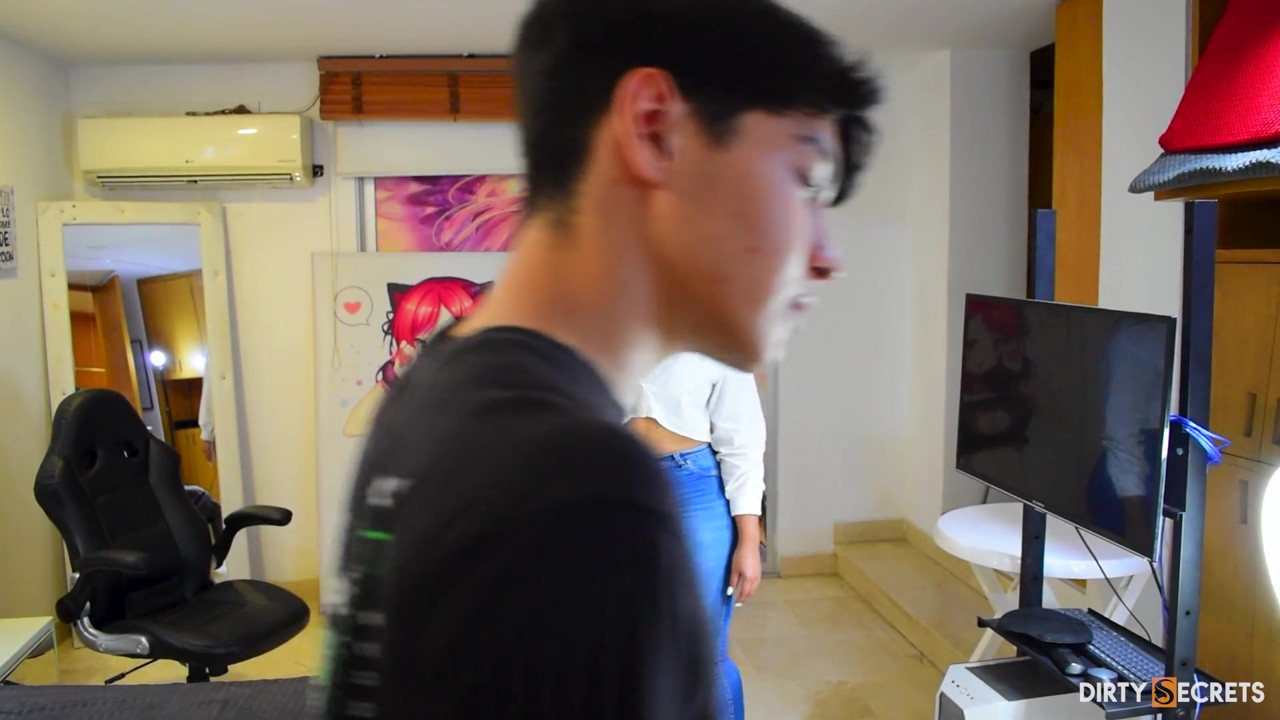 不動産業者は家を見せながらクライアントをファックします。